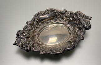 A modern Dublin silver navette-shaped nut dish in the George III taste: h. x 2cm l. x 14cm Dublin