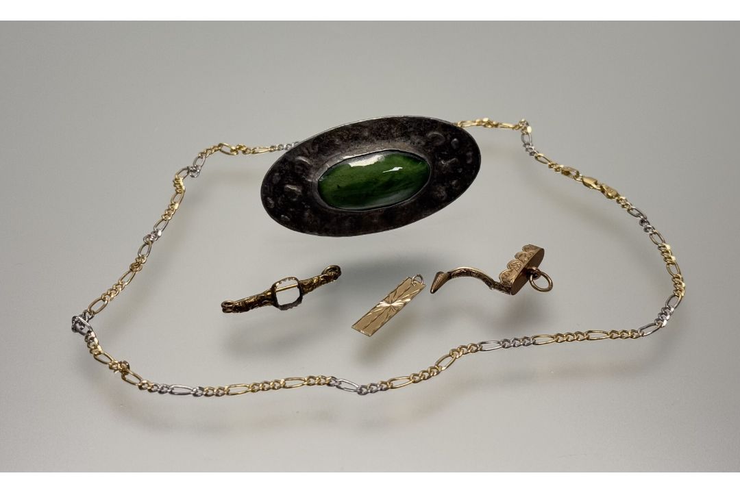 A yellow and white metal flat link chain necklace with lobster claw fastening: l. x 24cm, an - Image 1 of 3
