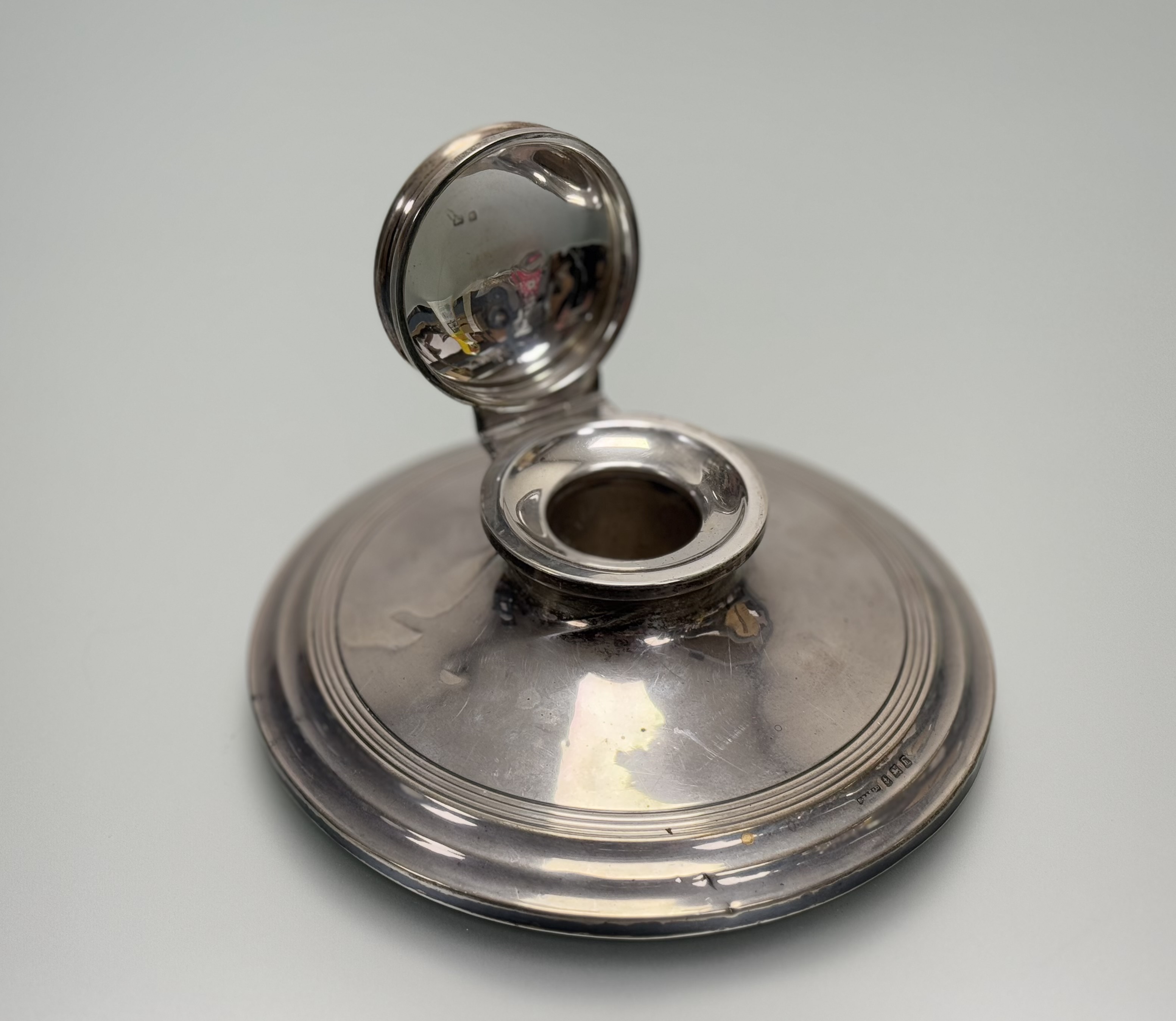 An Edwardian Birmingham silver capstan-style weighted desk inkstand of circualr form with domed - Image 3 of 3