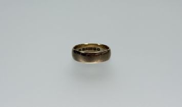 A 9ct gold wedding band Q 3.71g