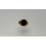A 9ct gold signet ring set black onyx panel S 3.82g