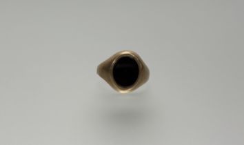 A 9ct gold signet ring set black onyx panel S 3.82g
