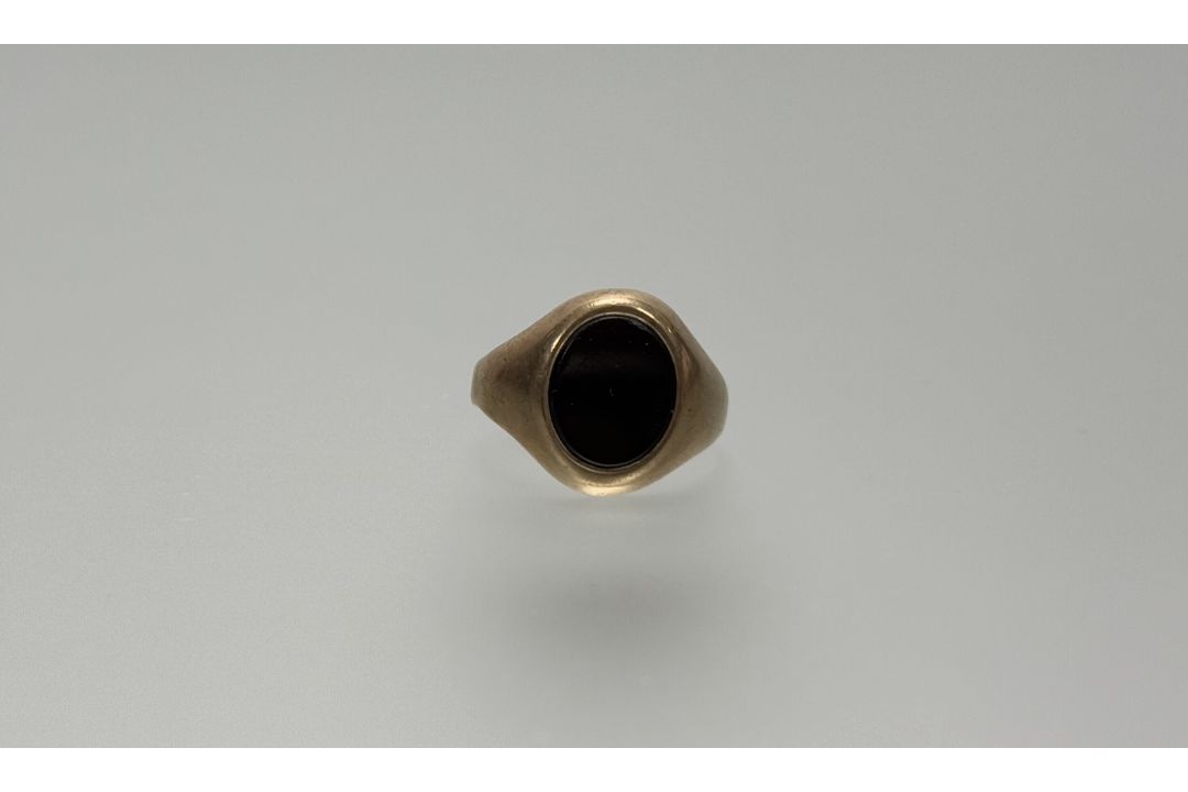 A 9ct gold signet ring set black onyx panel S 3.82g - Image 1 of 2