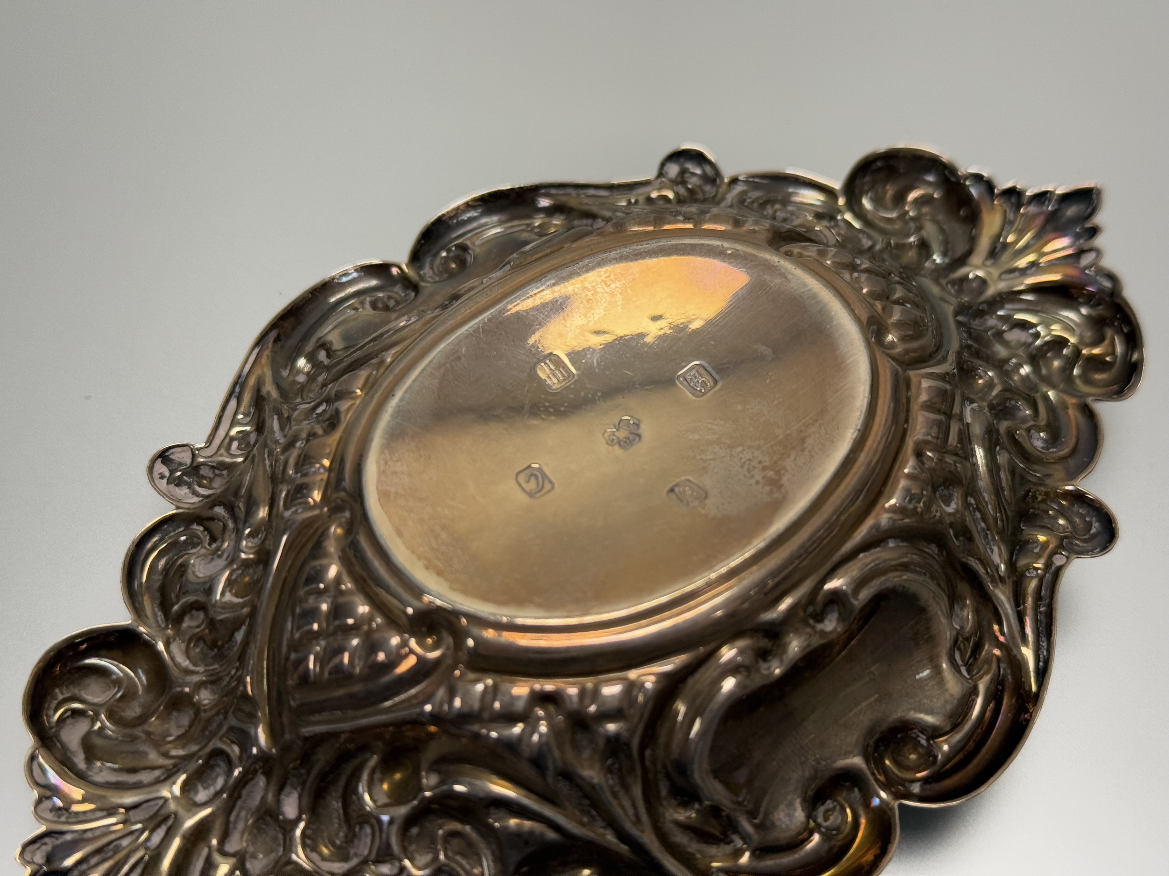 A modern Dublin silver navette-shaped nut dish in the George III taste: h. x 2cm l. x 14cm Dublin - Image 2 of 2