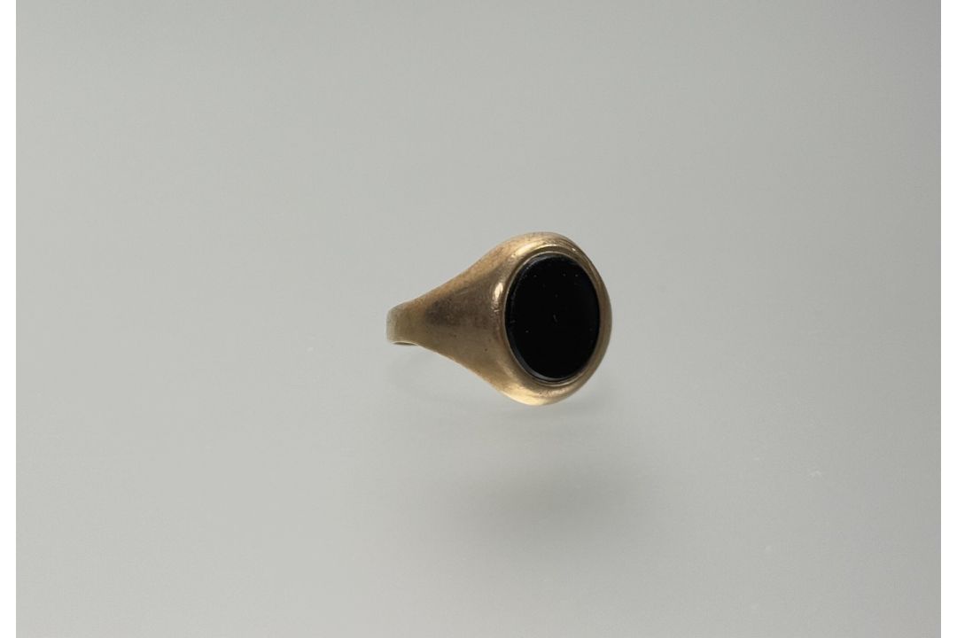 A 9ct gold signet ring set black onyx panel S 3.82g - Image 2 of 2