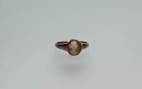 An Edwardian 9ct rose gold ring set oval portrait shell carved cameo X 4.06g
