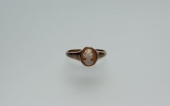 An Edwardian 9ct rose gold ring set oval portrait shell carved cameo X 4.06g