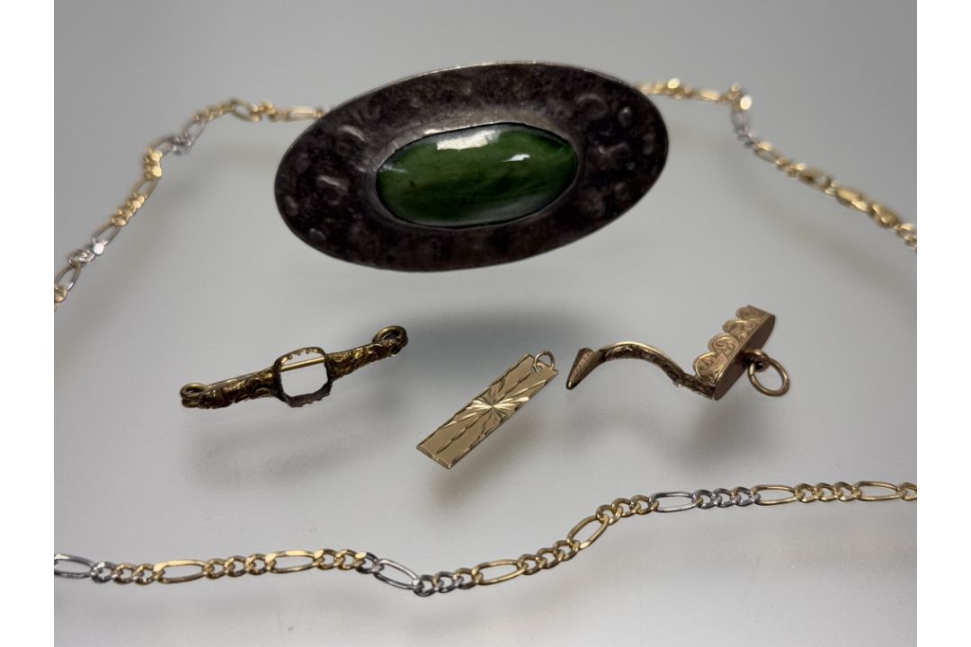 A yellow and white metal flat link chain necklace with lobster claw fastening: l. x 24cm, an - Image 3 of 3