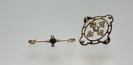 An Edwardian 9ct gold bar brooch set a facet cut peridot flanked by four seed pearls: l., x 3.5cm
