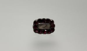 A Georgian yellow metal pink circular faceted gem foil set mournig brooch : l. x 2cm w. x 1.4cm