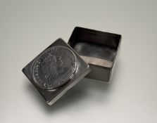 A London silver square box with inset Willian III 1697 silver half crown: h. x 1.7cm l. x 3.5cm w. x
