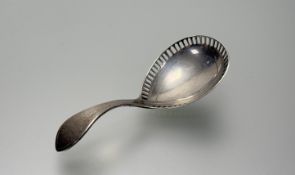 An Edwardian Birmingham silver loose tea caddy spoon with pierced border: l. x 8.5cm Birmingham 1908
