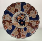 A Japanese 19thc Imairi hand-painted scallop edge plate, with blue ring verso. (w-28cm)
