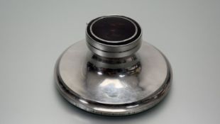 A silver inkwell of Capstan form with inset tortoiseshell lid, marks rubbed (d: 5.25