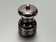 A modern London Peter Pipper silver pepper mill: h. x 10.3cm d.x 6cm London 1989 245g