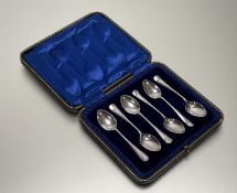 A Sheffield George V set of six rattail pattern tea spoons: l.x 10.5cm in original blue velvet and