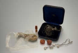 A collection of jewellery to include a multi-stranded yellow metal necklace a/f, a yellow bead, seed