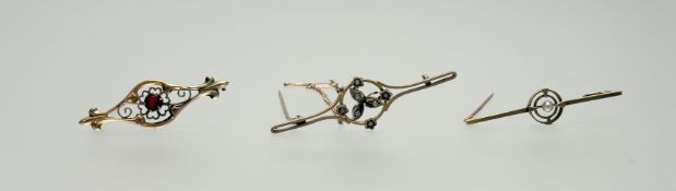 A collection of three Edwardian 9ct gold bar brooches to include a brooch set single cultured pearl: