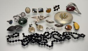 A collection of white metal and silver jewellery to include an abalone shell oval ring size O, a
