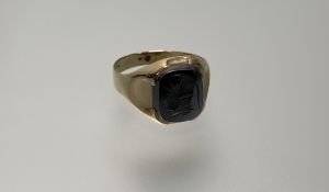 A 9ct gold signet ring set intaglio style hematite roman head Z 5g