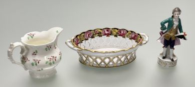 A porcelain pierced chestnut basket with inner pink rose band with gilt decoration (h-5.5cm l-20cm),