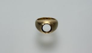 A yellow metal solitaire ring mount J/K 12.79g