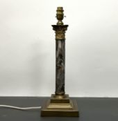 A brass and faux marble corinthian column table lamp, raised on a stepped base (h. 45cm) plug