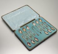 An Edwardian epns set of twelve engraved tea spoons and tongs: spoons l. x 12.5cm in original