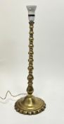 A brass table lamp moulded with a turned spindle stem on a stepped base, plug removed (h. 54cm)