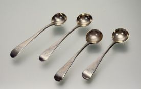 A pair of late Victorian London silver old English pattern mustard spoons: l. x 9.5cm London 1896