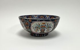A 20thC Japanese porcelain footed bowl in the Imari palette, with polychrome enamels and a central