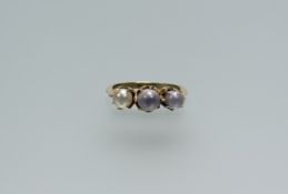 An Edwardian yellow metal ring set three cultured pearls in claw setting N 3.28g