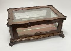 An Edwardian mahogany and glazed table top display cabinet raised on four supports featuring a