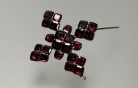 A 19thc yellow metal foil set garnet cross brooch (loop top a/f): h. x 4.5cm w. x 4.5cm 6.39g