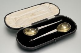 A cased pair of George V silver serving spoons, Mappin & Webb, Sheffield 1915, each tapering flat