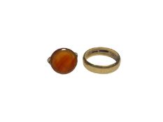Circular agate panel ring in 9ct gold setting with split shoulders, size P½ and a 9ct gold wedding r