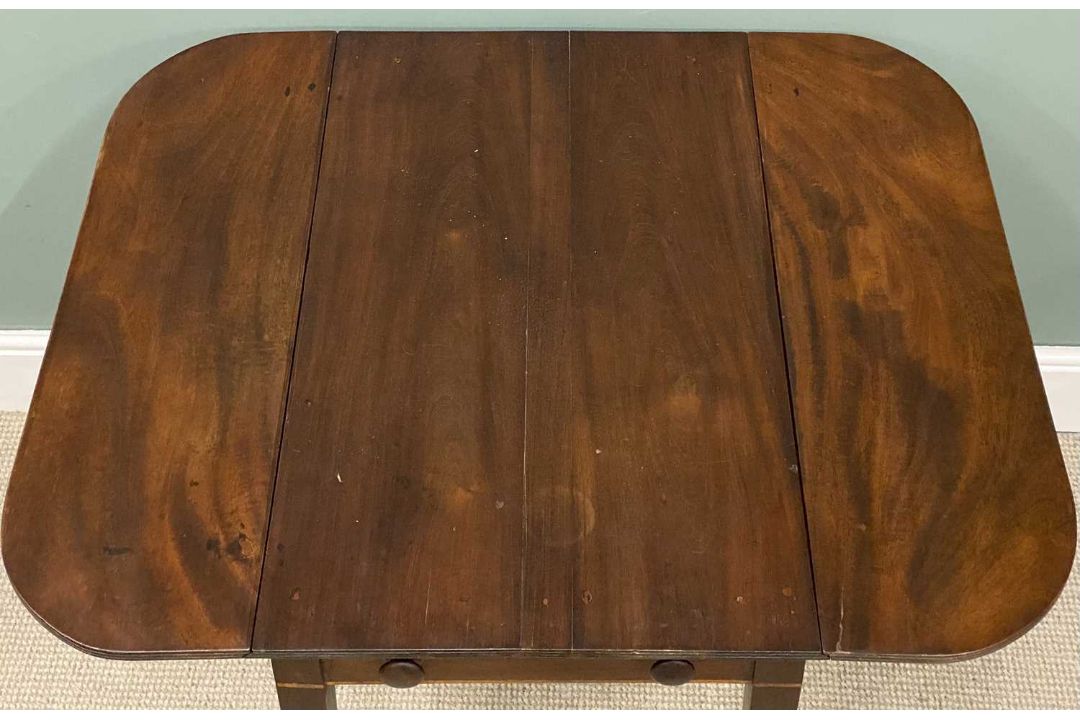 EDWARDIAN MAHOGANY PEMBROKE TABLE, with string inlay, on tapered supports, 74 (h) x 53/100 (w) x - Image 3 of 4