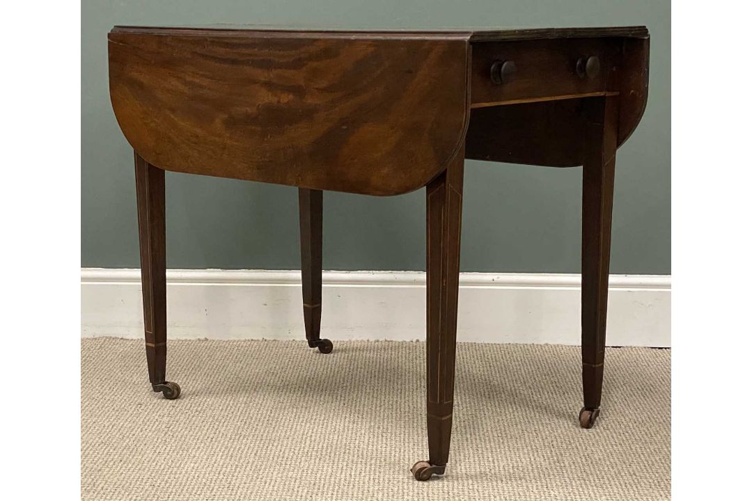 EDWARDIAN MAHOGANY PEMBROKE TABLE, with string inlay, on tapered supports, 74 (h) x 53/100 (w) x - Image 4 of 4