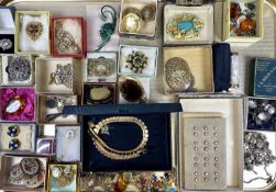 ASSORTED COSTUME JEWELLERY comprising brooches, necklaces, and collectables including atomisers,