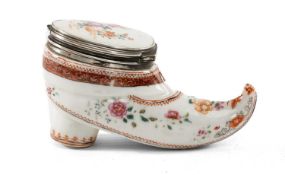 RARE CHINESE FAMILLE ROSE SNUFFBOX, Qianlong, in the form of a Turkish/Ottoman shoe, the hinged