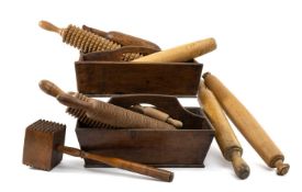 COLLECTION OF KITCHEN TREEN, including various rolling pins, knife trays, biscuit crushers,