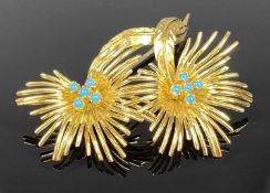 ITALIAN 18CT GOLD BROOCH, of twin flower head design, with turquoise mounts, stamped '750 Italy',