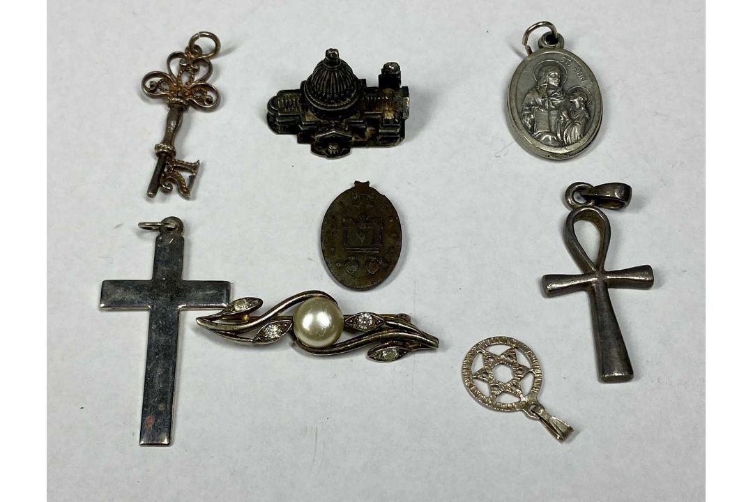 ASSORTED SILVER JEWELLERY, including rings, pendants, chains, bangle, etc., approx. 80gms gross - Image 2 of 7