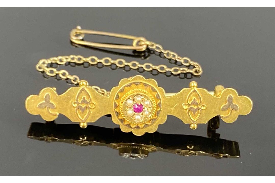 VICTORIAN 15CT GOLD BROOCH, set with central sapphire and split seed pearl surround, with safety - Image 1 of 2