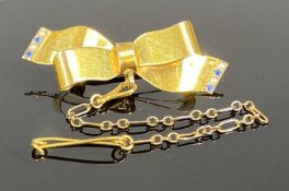 9CT GOLD RIBBON BROOCH, set with tiny seed pearls and blue stones, with safety chain, 40mms (w),