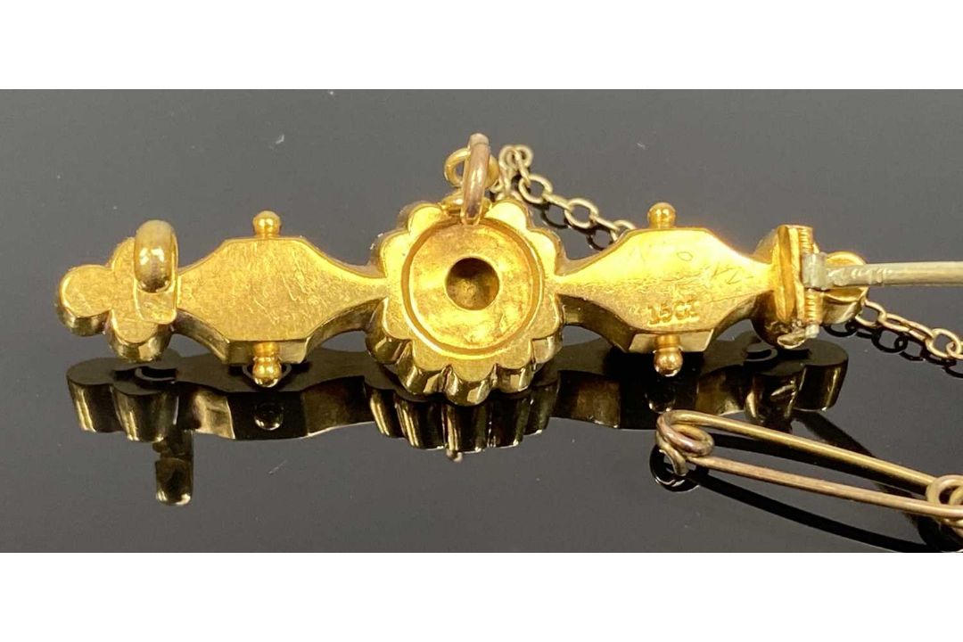 VICTORIAN 15CT GOLD BROOCH, set with central sapphire and split seed pearl surround, with safety - Image 2 of 2