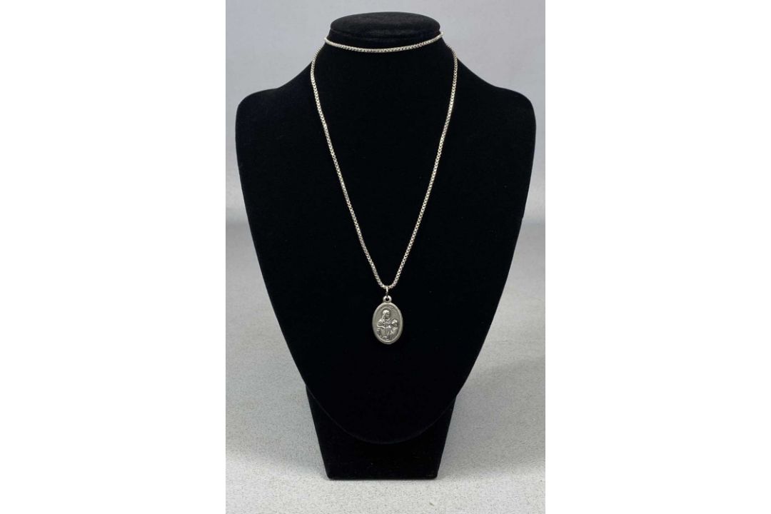 ASSORTED SILVER JEWELLERY, including rings, pendants, chains, bangle, etc., approx. 80gms gross - Image 4 of 7