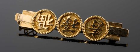 CHINESE 18K GOLD 'SHOU LU FU' BAR BROOCH, featuring three Chinese characters, 3.9gms