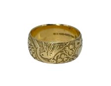 18CT ENGRAVED WEDDING BAND, decorated with hearts, cloverleaf and birds, 7.5g, ring size P