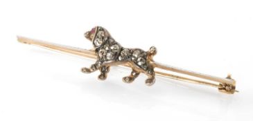 YELLOW & WHITE METAL NOVELTY SPANIEL BAR BROOCH, set with old cut diamonds and a ruby eye, 3.0gms